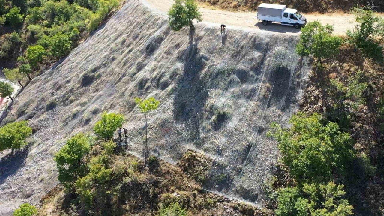 Kirazlıdere ve Andık Deresi yol bölgesine çelik tel döşeniyor