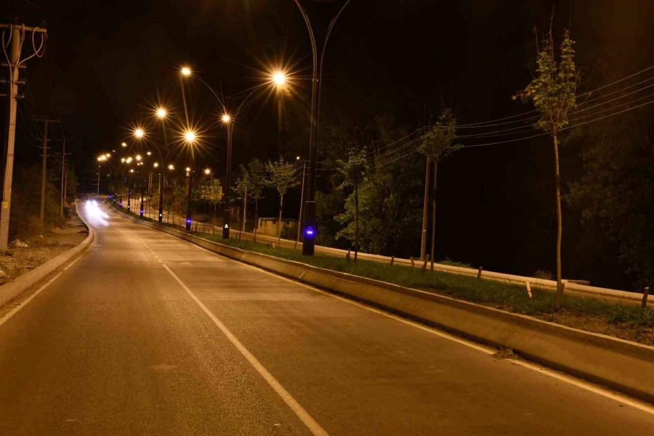 İvrindi’de deforme olan yollara sıcak asfalt