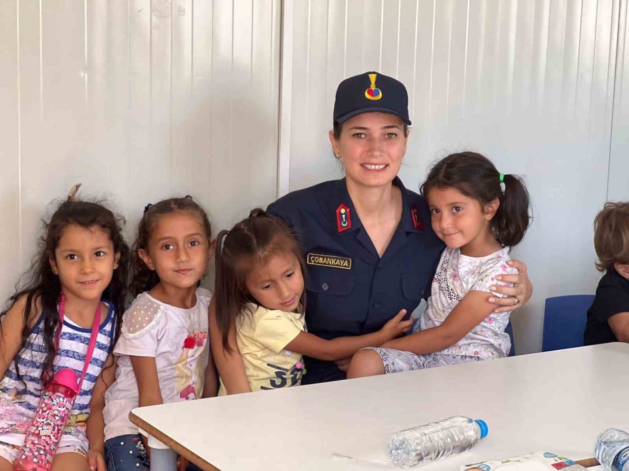 Jandarma ekiplerinden öğrencilere hediye