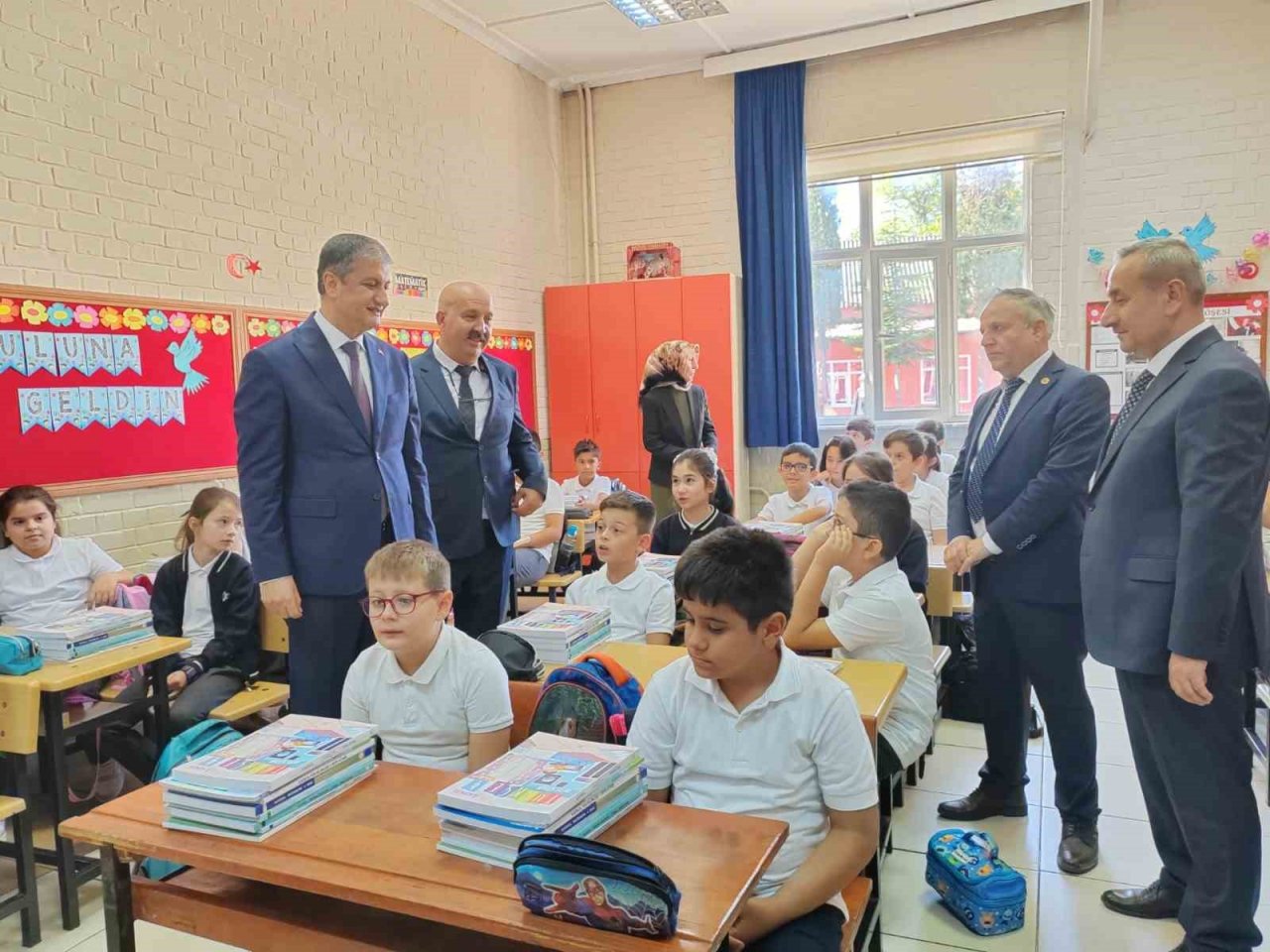 İlkokul öğrencisinin Vali Yavuz’dan ilk talebi ‘Deve-cüce’ oynamak oldu