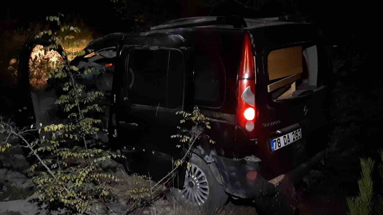 Hayvana çarpmamak için 52 metrelik uçurumdan yuvarlandı : 2 yaralı