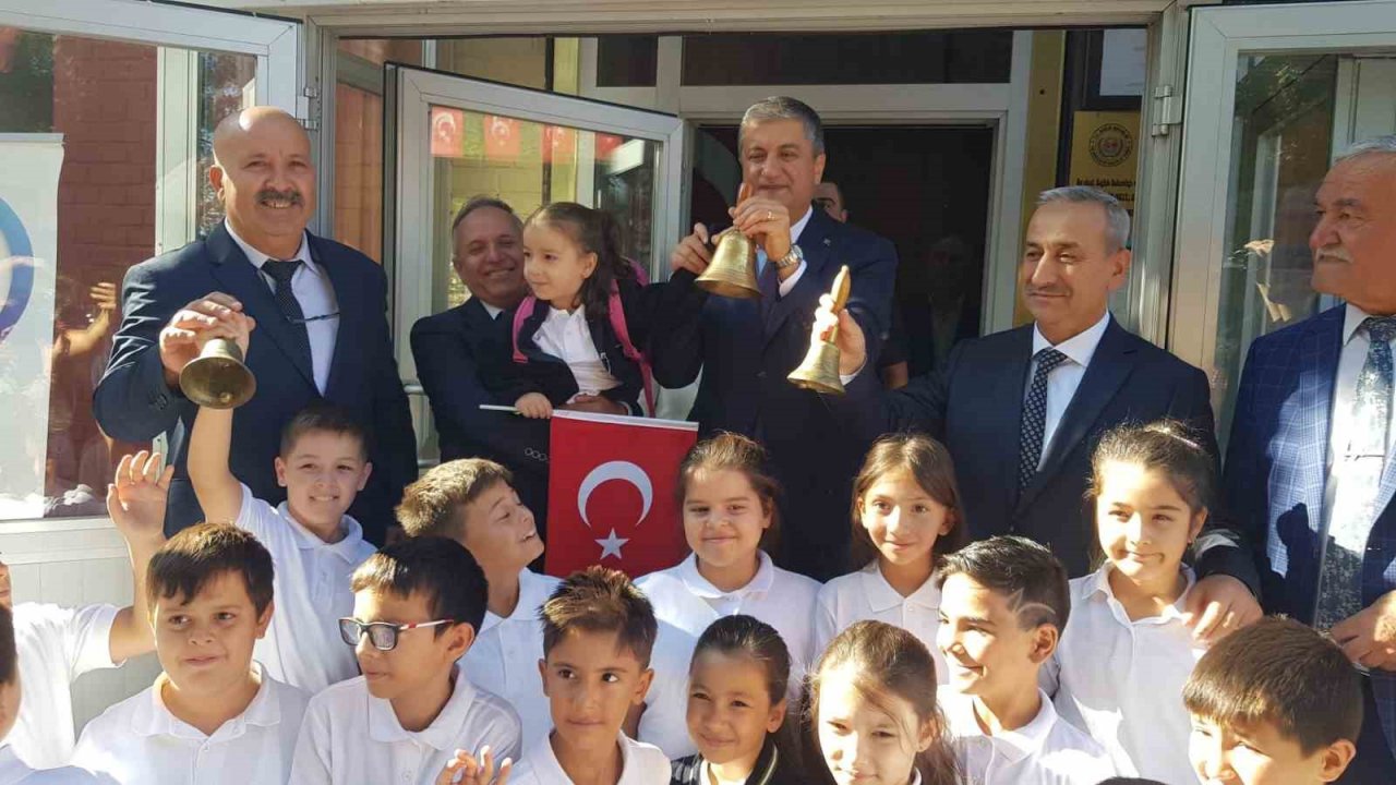 İlkokul öğrencisinin Vali Yavuz’dan ilk talebi ‘Deve-cüce’ oynamak oldu