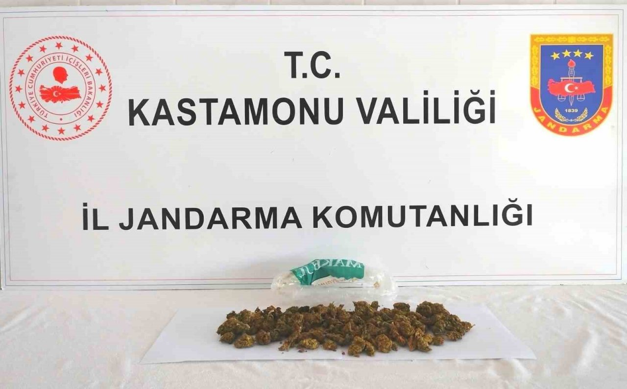 Uyuşturucuyu otobüste oturduğu koltuğun altına saklayan şahıs jandarmadan kaçamadı