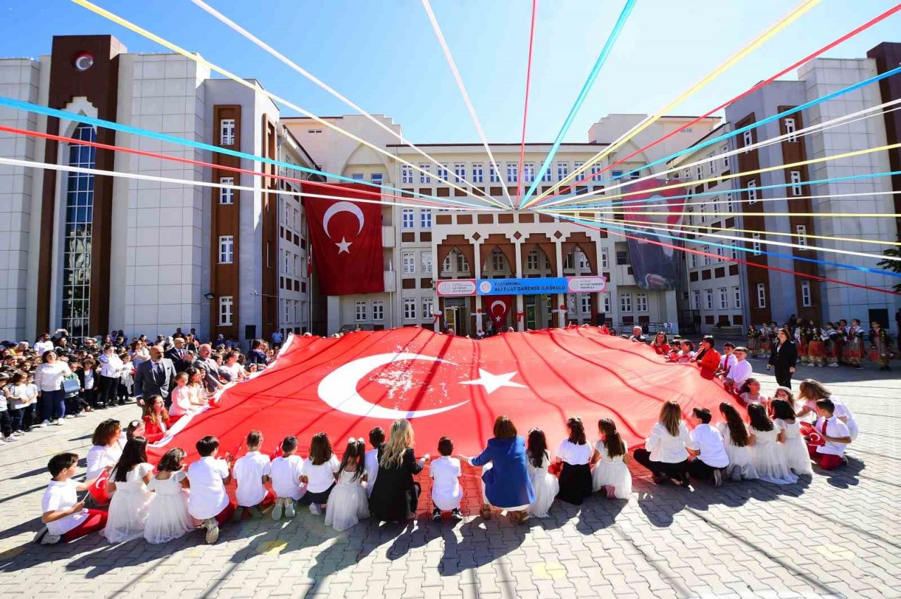 Okulun açılışını öğretmeniyle karşılıklı göbek atarak kutladı