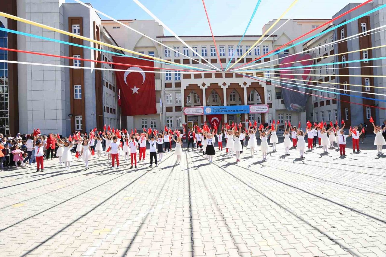 Okulun açılışını öğretmeniyle karşılıklı göbek atarak kutladı