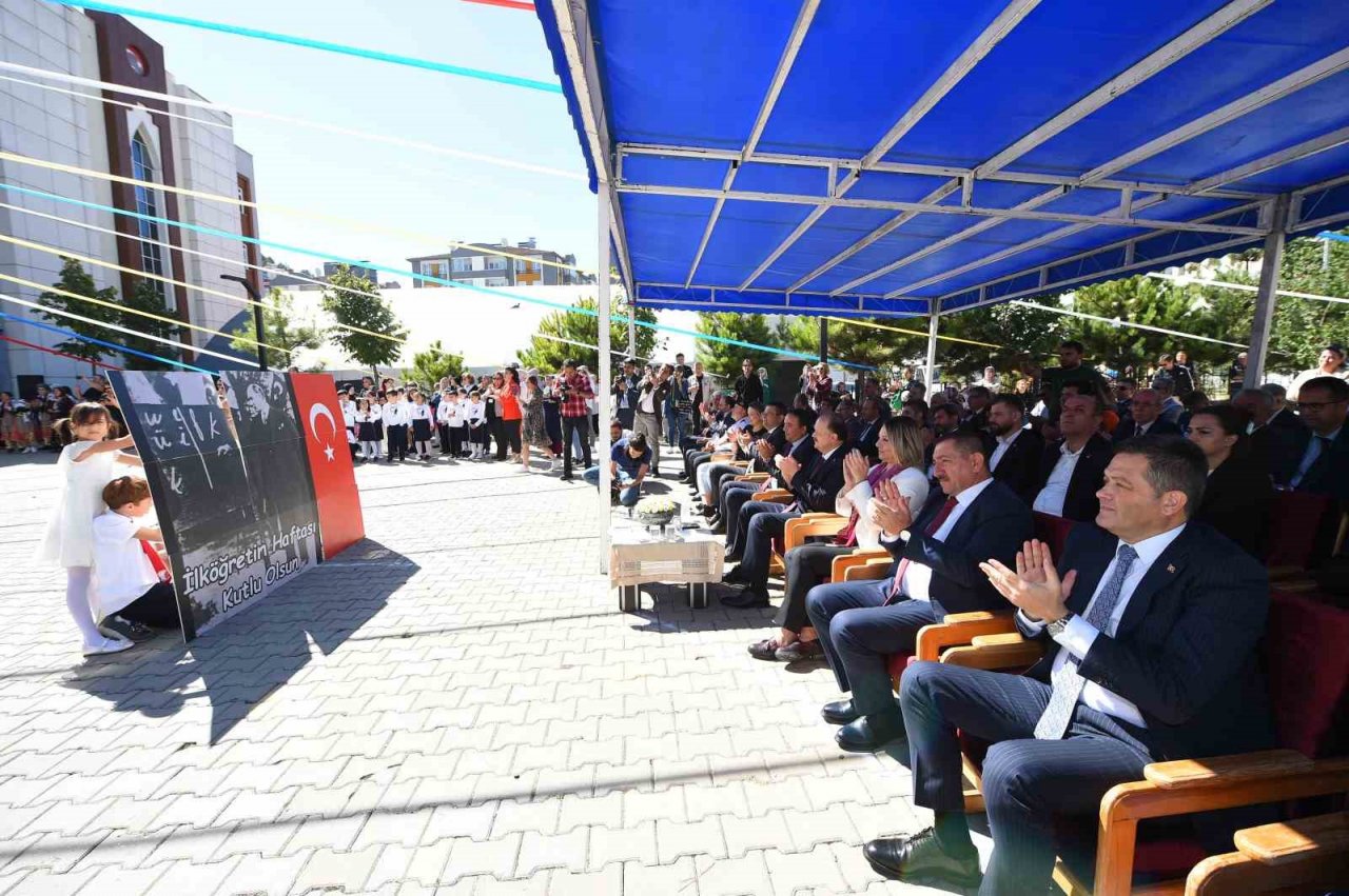 Okulun açılışını öğretmeniyle karşılıklı göbek atarak kutladı