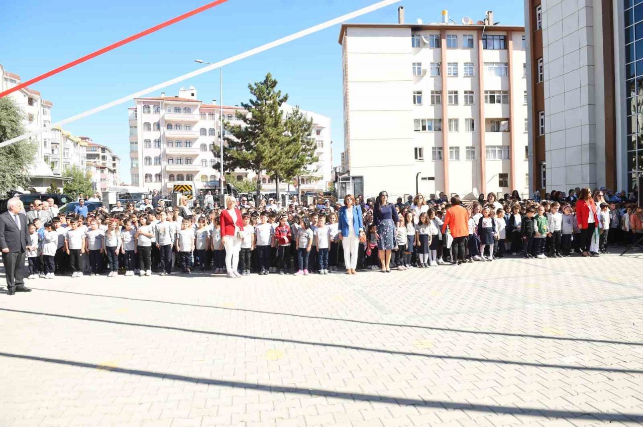 Okulun açılışını öğretmeniyle karşılıklı göbek atarak kutladı