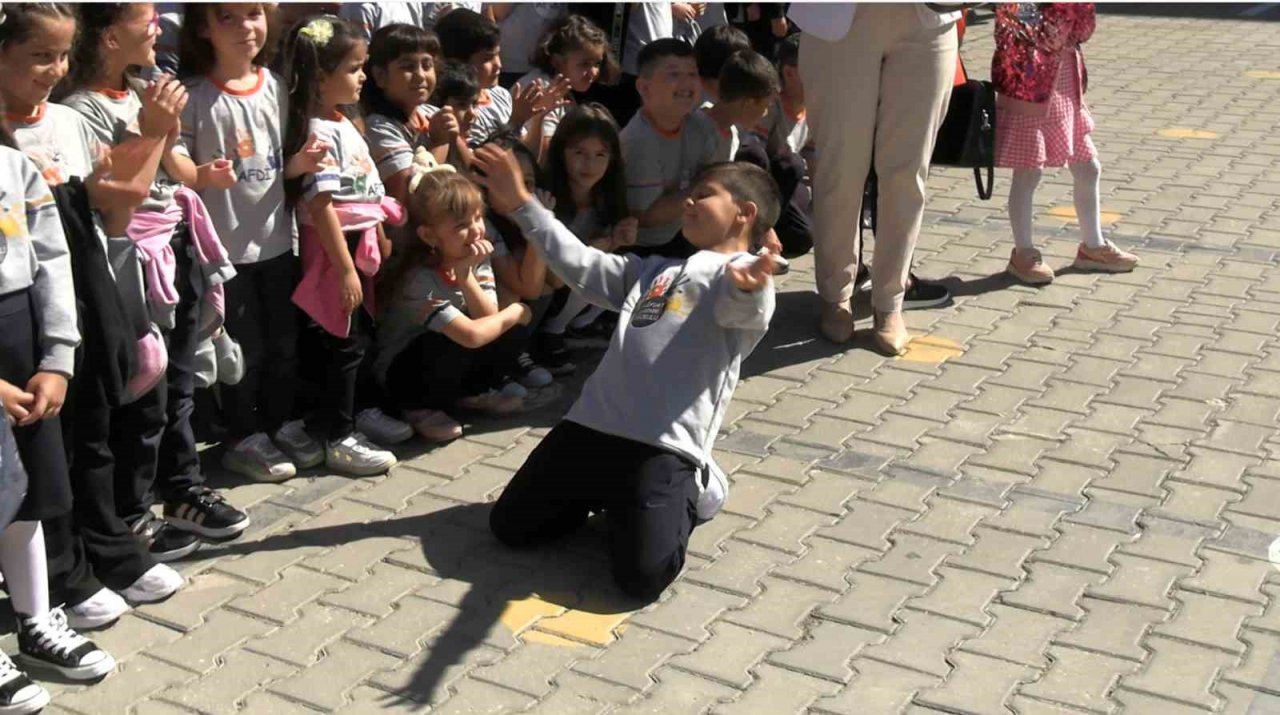 Okulun açılışını öğretmeniyle karşılıklı göbek atarak kutladı