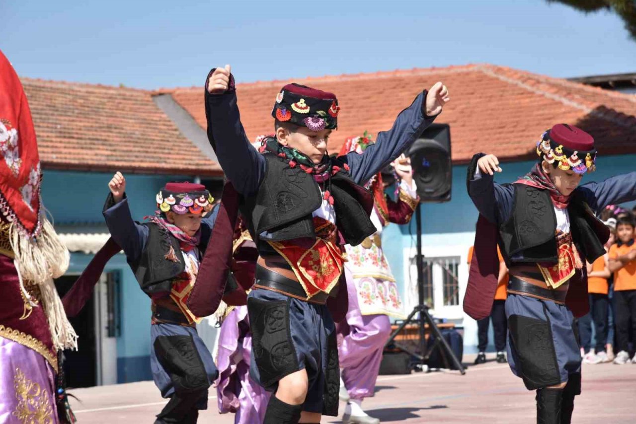 Kitaplar devletten, kırtasiyeler Sındırgı Belediyesi’nden