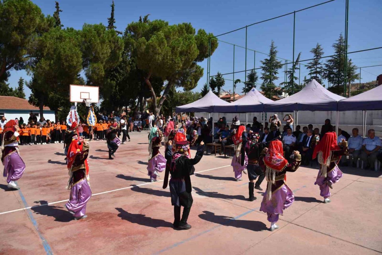 Kitaplar devletten, kırtasiyeler Sındırgı Belediyesi’nden