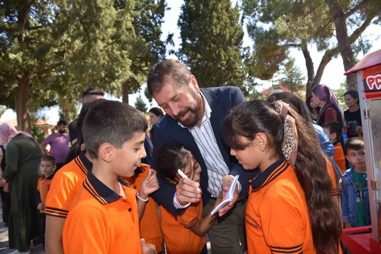 Kitaplar devletten, kırtasiyeler Sındırgı Belediyesi’nden