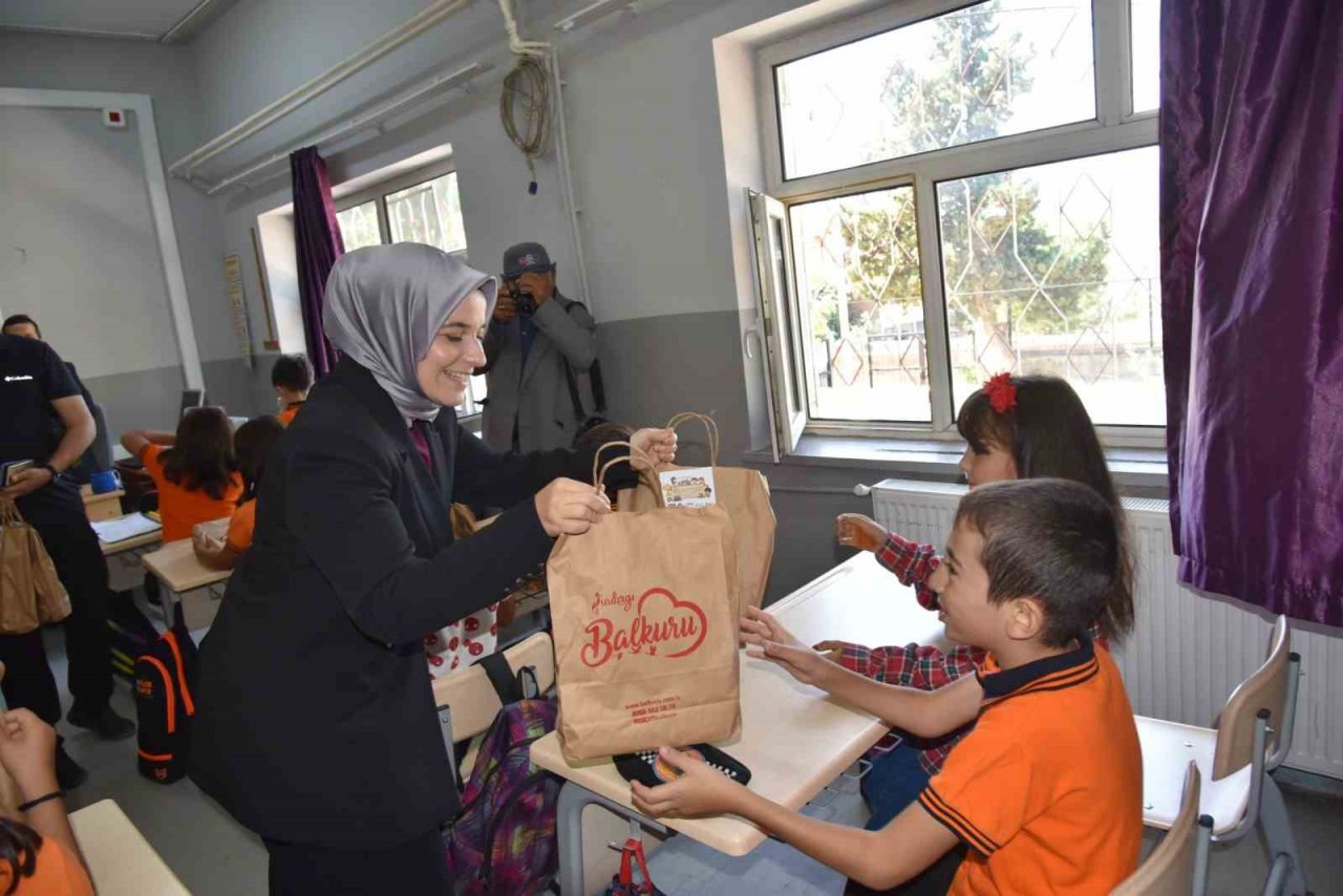 Kitaplar devletten, kırtasiyeler Sındırgı Belediyesi’nden