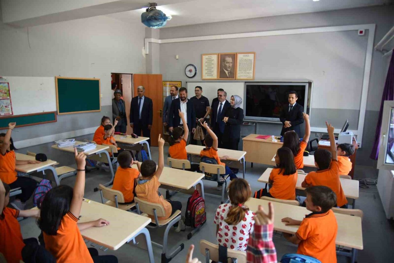 Kitaplar devletten, kırtasiyeler Sındırgı Belediyesi’nden