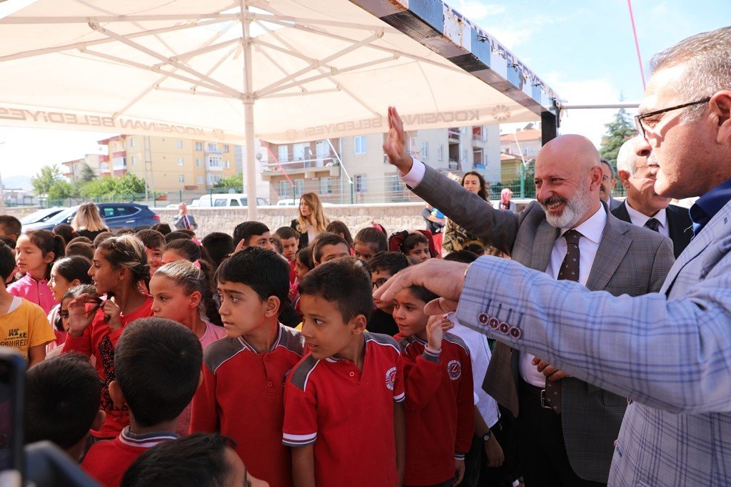 Başkan Çolakbayrakdar, 2023-2024 eğitim öğretim yılının ilk ders zilinde öğrencilerle bir araya geldi