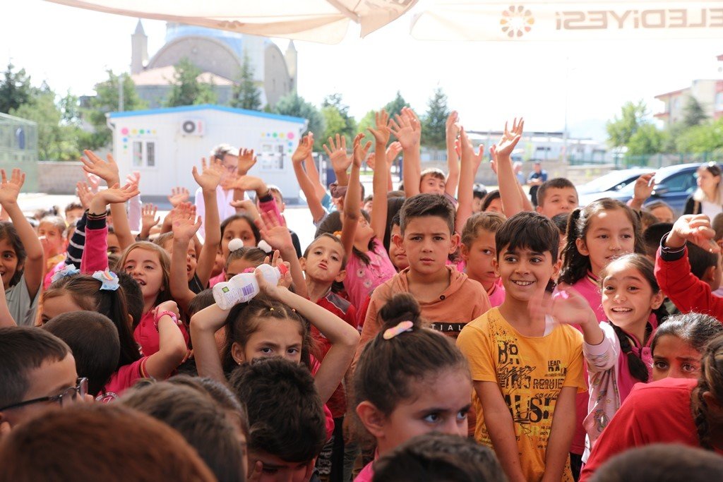 Başkan Çolakbayrakdar, 2023-2024 eğitim öğretim yılının ilk ders zilinde öğrencilerle bir araya geldi