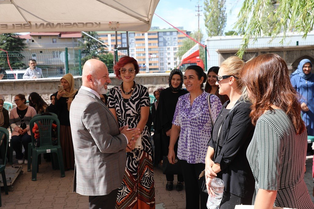 Başkan Çolakbayrakdar, 2023-2024 eğitim öğretim yılının ilk ders zilinde öğrencilerle bir araya geldi