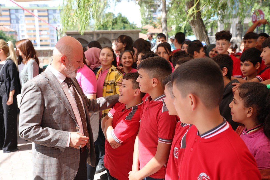 Başkan Çolakbayrakdar, 2023-2024 eğitim öğretim yılının ilk ders zilinde öğrencilerle bir araya geldi