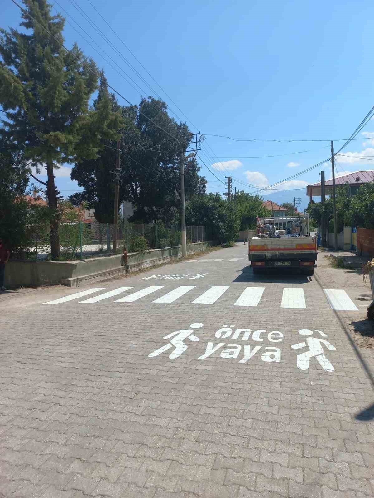 Köy okulları önüne yaya ve okul geçidi yapılıyor