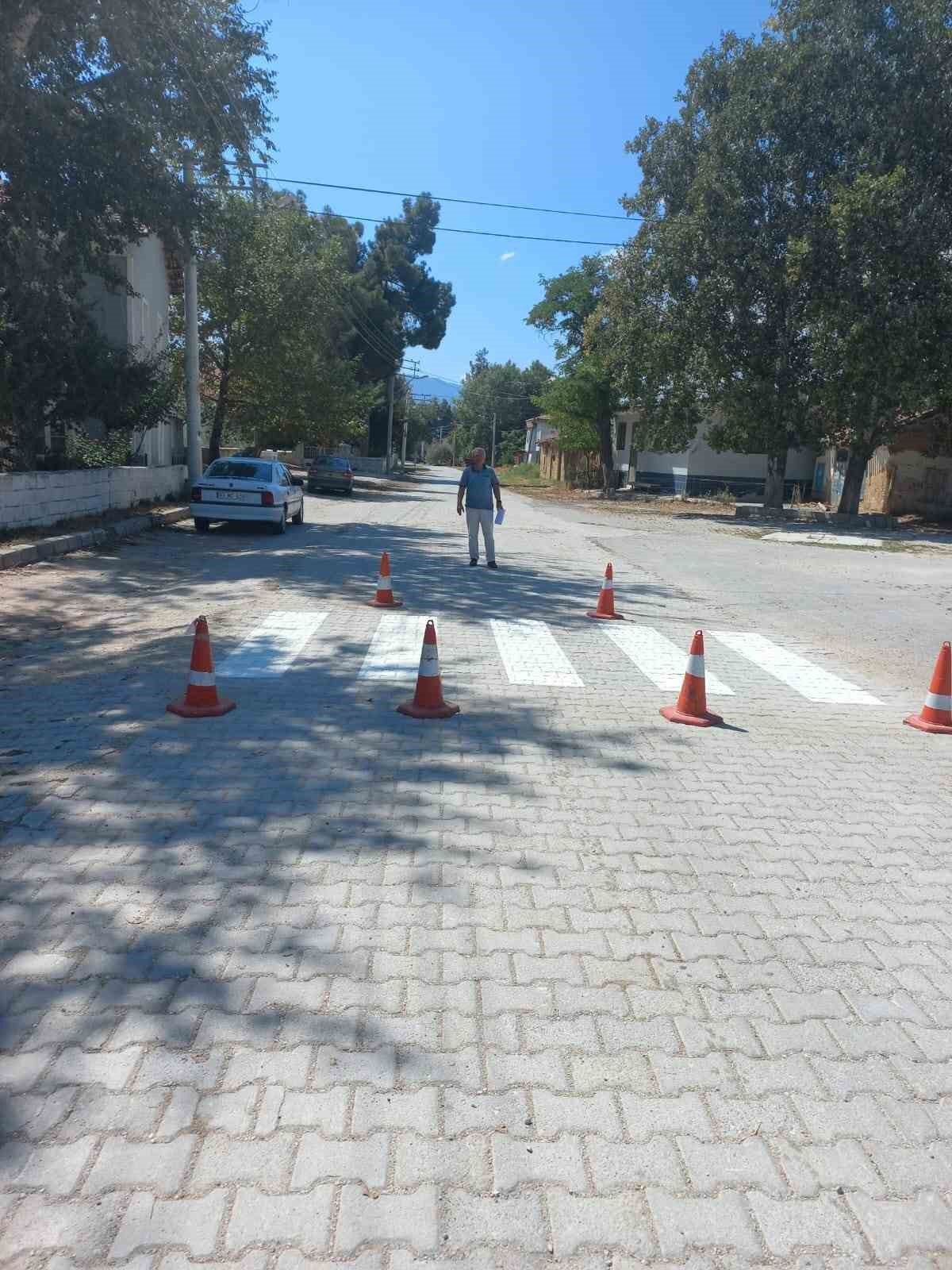 Köy okulları önüne yaya ve okul geçidi yapılıyor