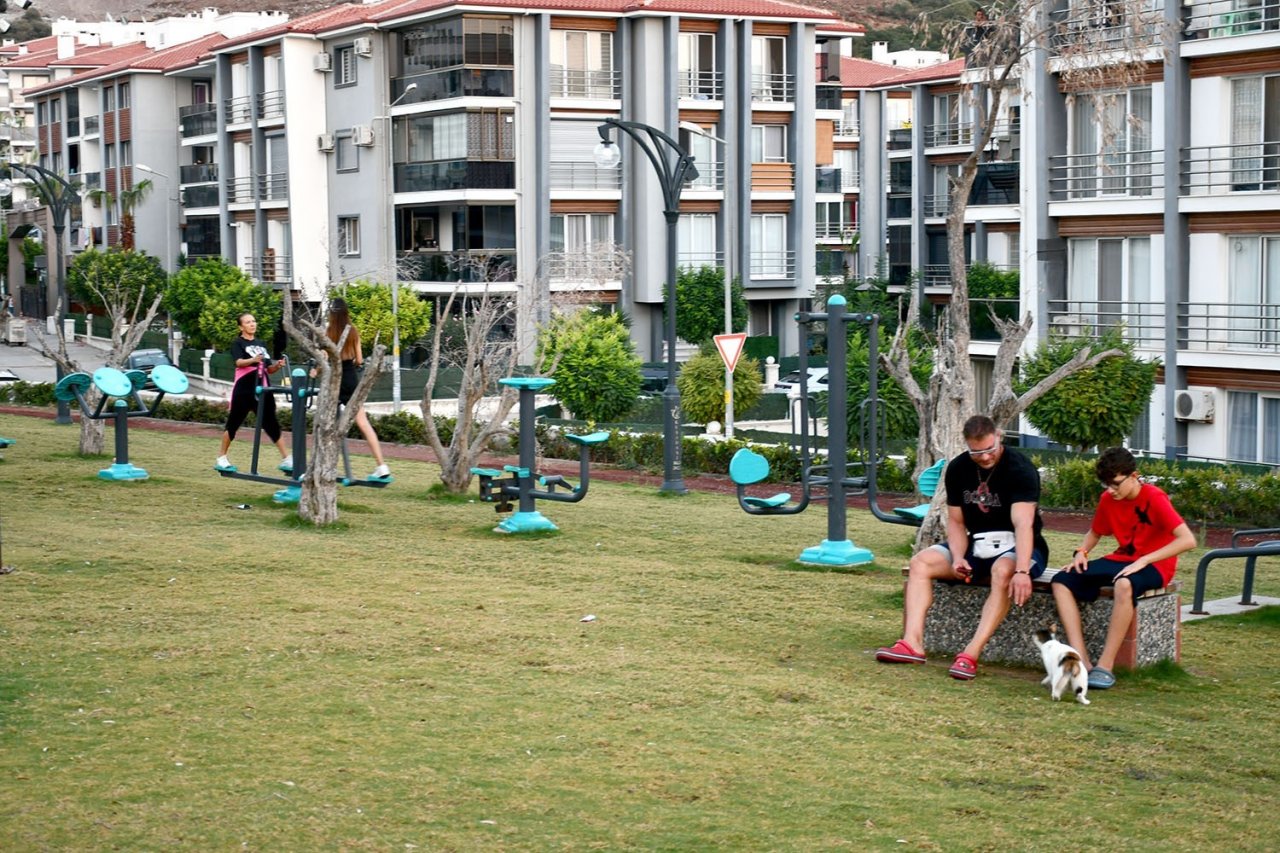 Kuşadası’nda park ve yeşil alanlar kent sakinlerinin gözdesi oldu