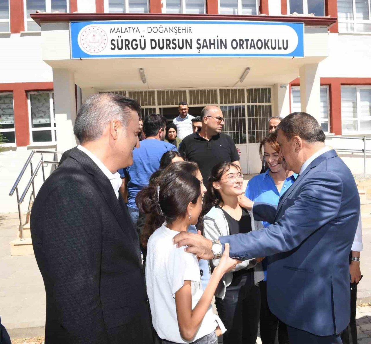 MAGİNDER’den öğrencilere kırtasiye desteği