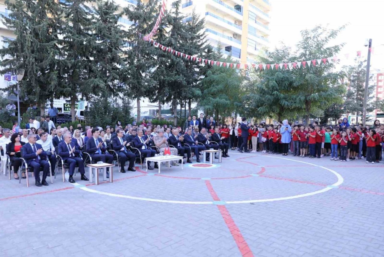 Vali Tuncay Akkoyun İlköğretim Haftası kutlama programına katıldı