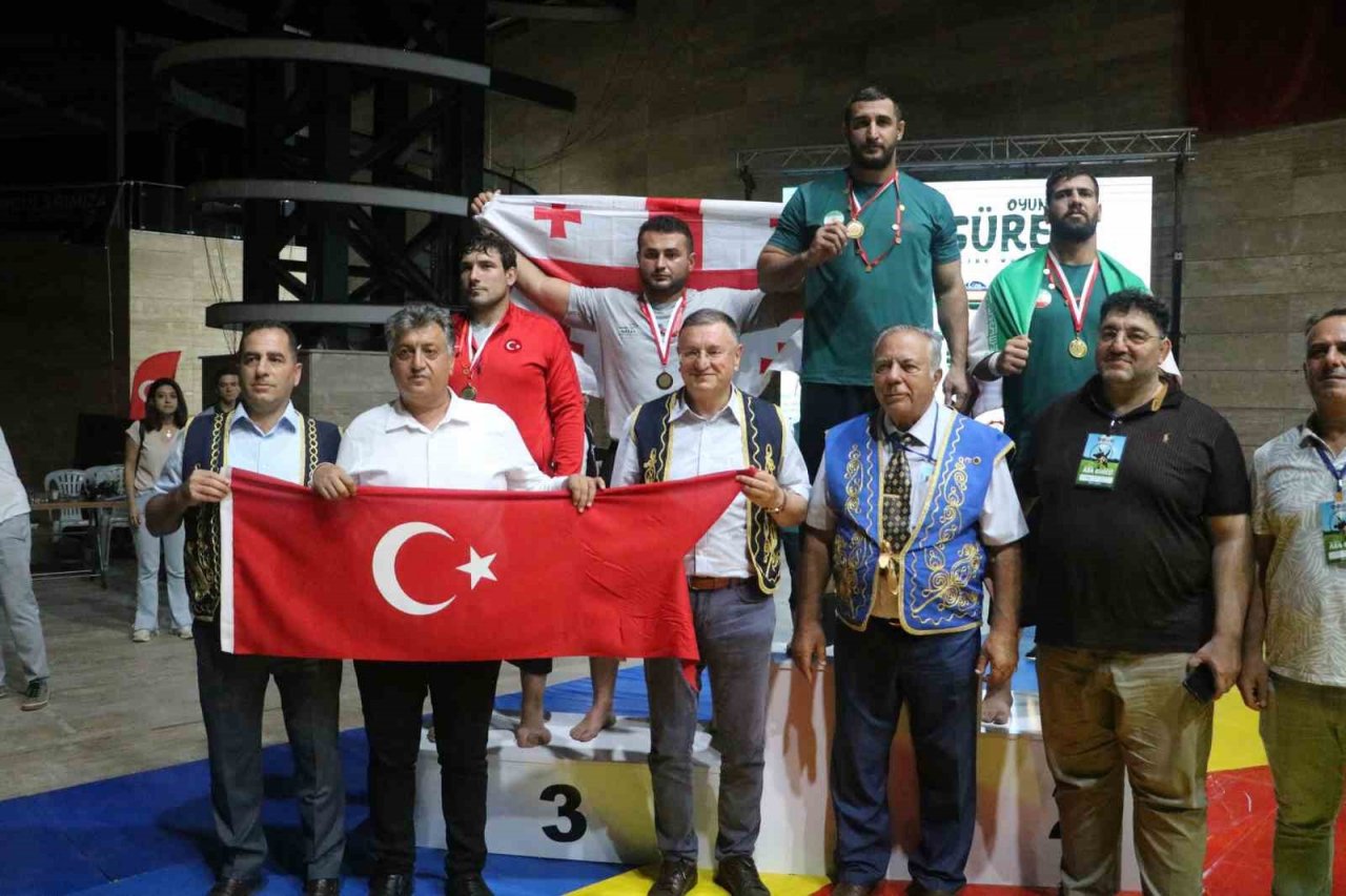 Enkaz kent Hatay’da 7 ülkeden 53 sporcu, depremzedelere moral olsun diye er meydanına çıktı