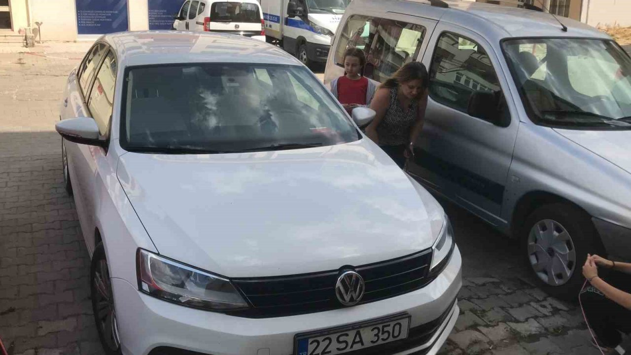 Otomobilin motor kısmına giren kedisini çıkarmak için saatlerce gözyaşlarıyla dil döktü