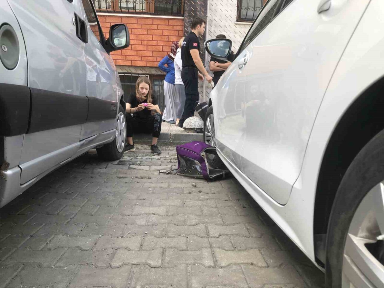 Otomobilin motor kısmına giren kedisini çıkarmak için saatlerce gözyaşlarıyla dil döktü