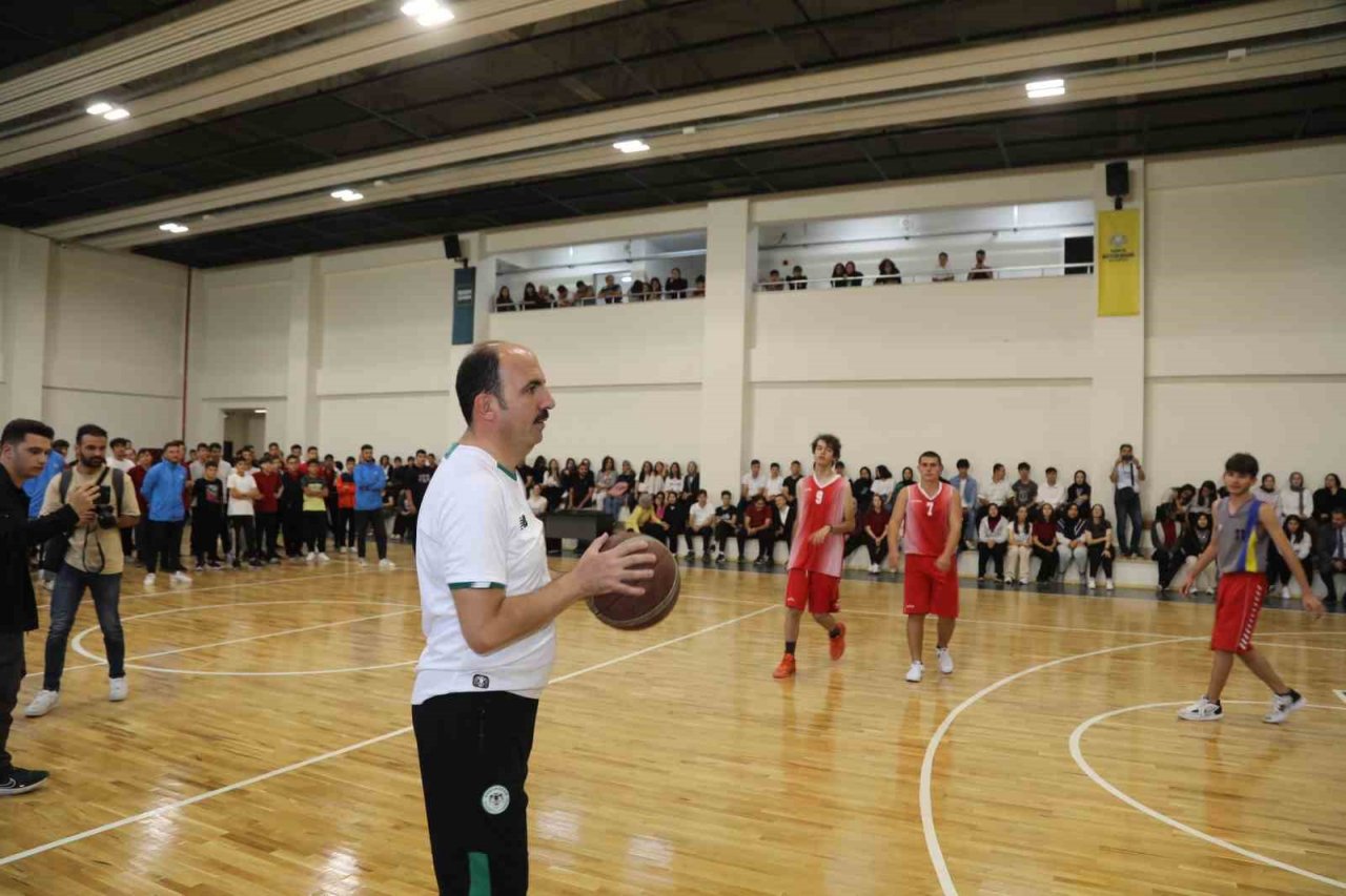 Konya Lisesi konferans ve spor salonu hizmete açıldı