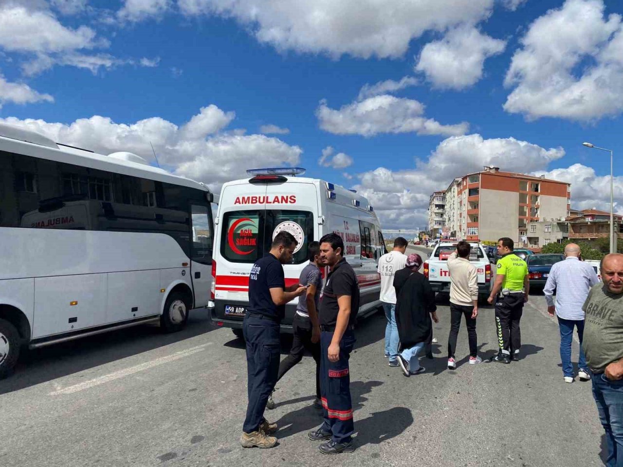 Otomobil ile motosiklet çarpıştı: 1 ağır yaralı