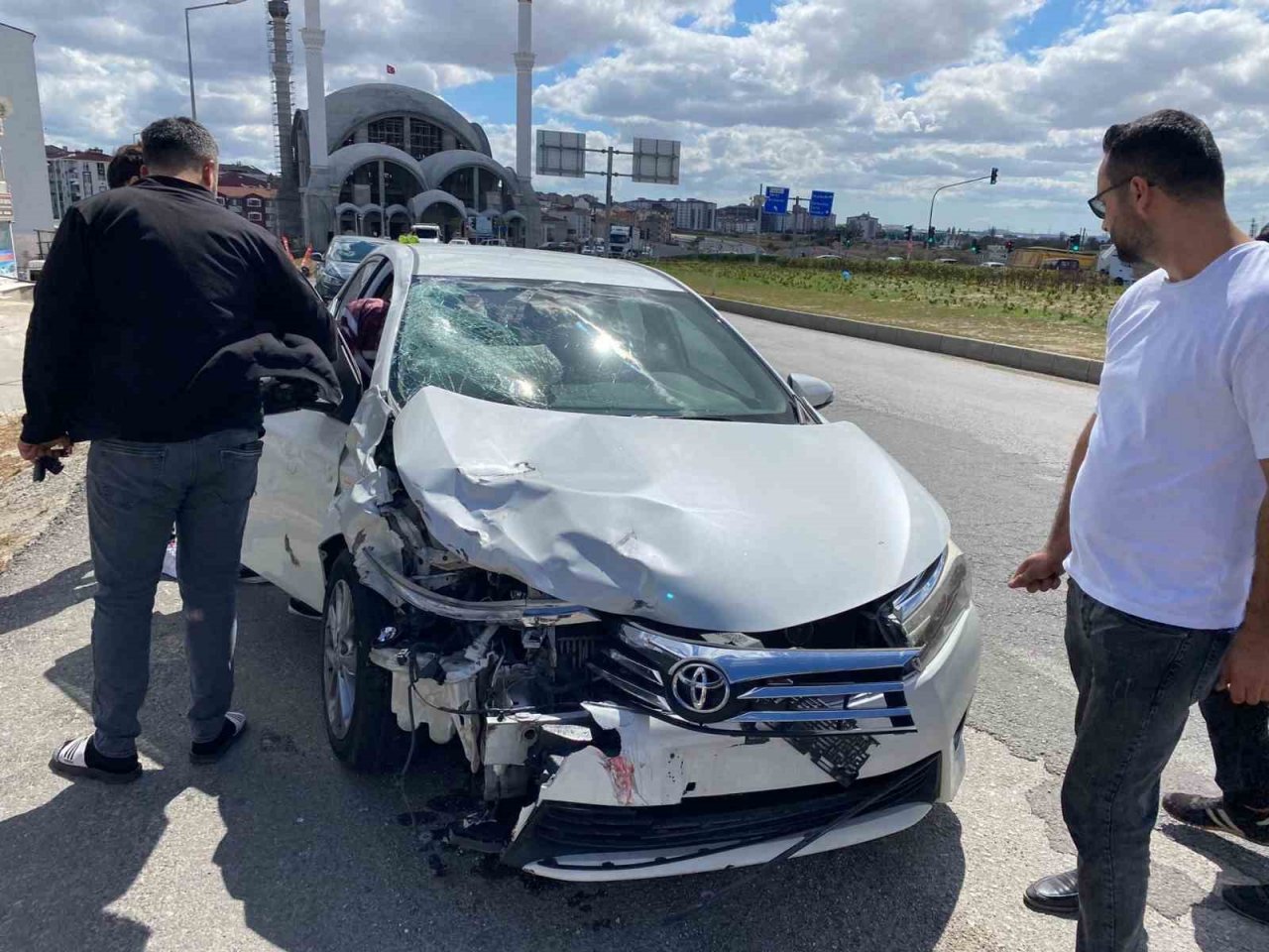 Otomobil ile motosiklet çarpıştı: 1 ağır yaralı