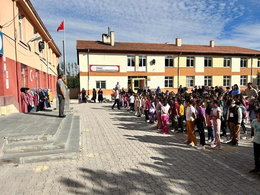 Tomarza’da 4 bin 432 öğrenci ders başı yaptı