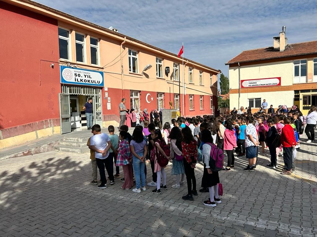 Tomarza’da 4 bin 432 öğrenci ders başı yaptı