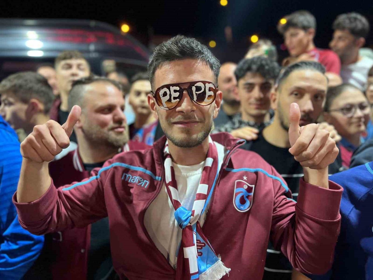 Trabzonspor taraftarı, yeni transfer Nicolas Pepe’yi coşkuyla karşıladı