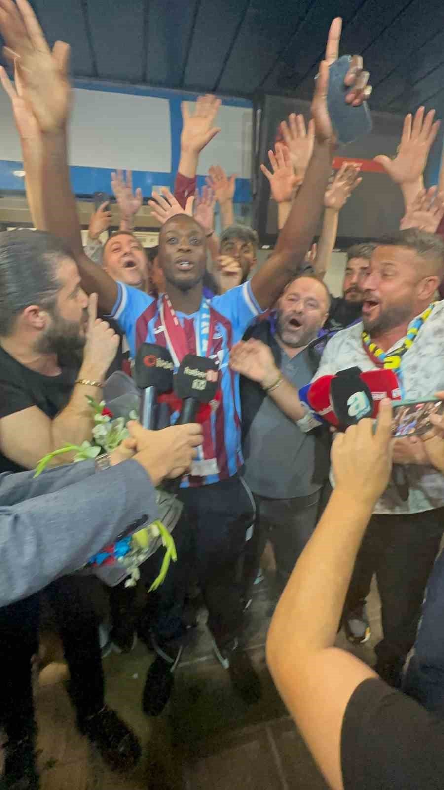 Trabzonspor taraftarı, yeni transfer Nicolas Pepe’yi coşkuyla karşıladı