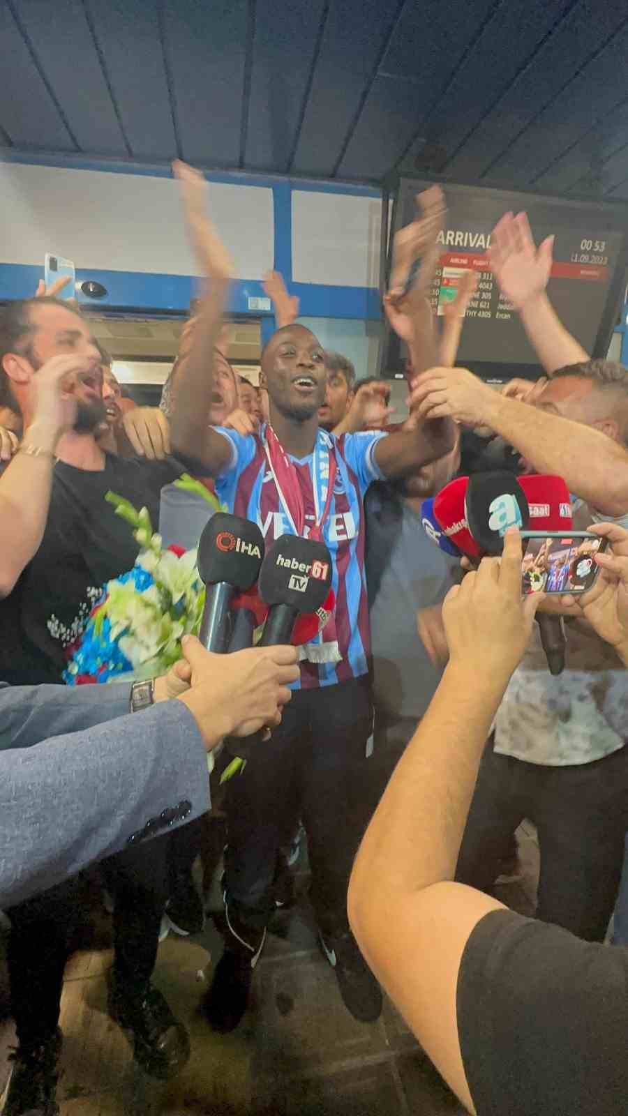 Trabzonspor taraftarı, yeni transfer Nicolas Pepe’yi coşkuyla karşıladı