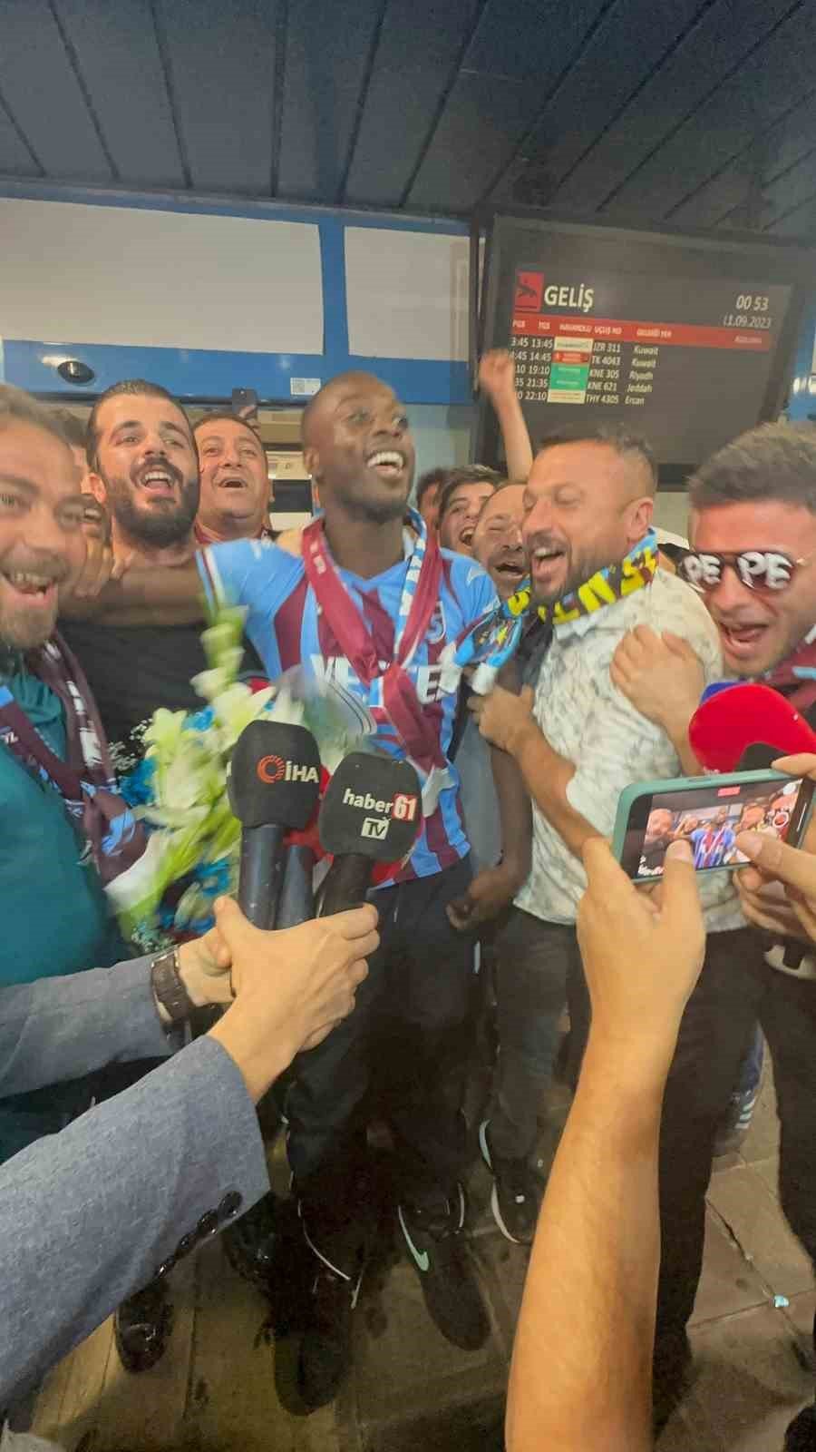 Trabzonspor taraftarı, yeni transfer Nicolas Pepe’yi coşkuyla karşıladı