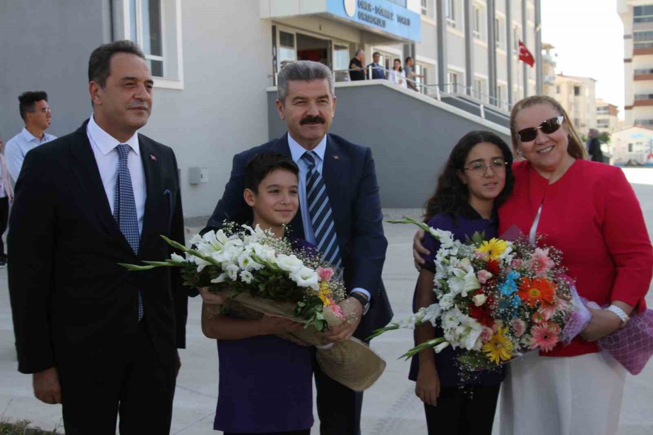 Vali Ergün, Uşak’ta ilk ders zilini çaldı