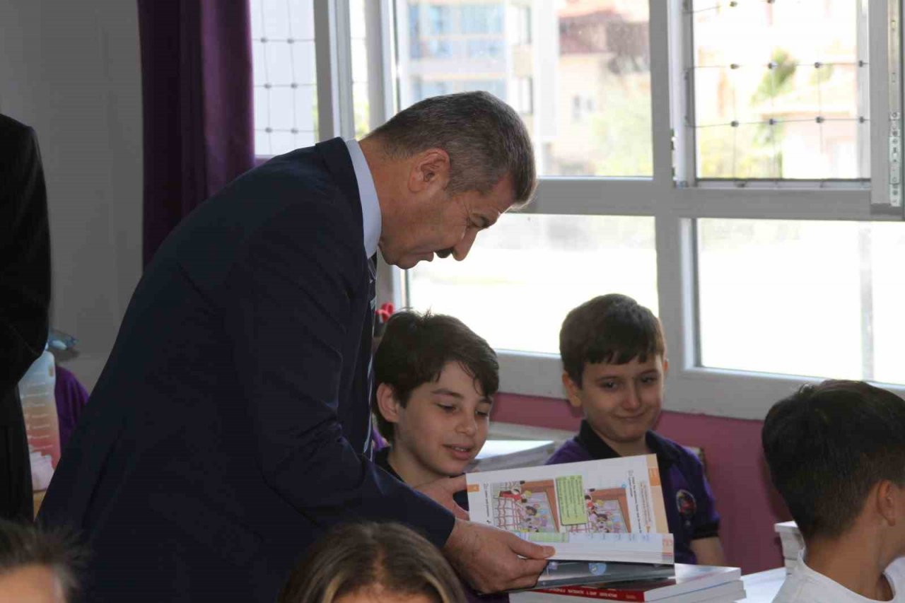 Vali Ergün, Uşak’ta ilk ders zilini çaldı