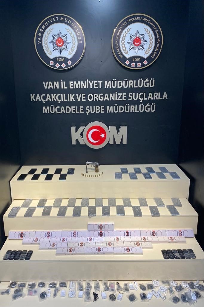 Van’da tarihi eser ve gümrük kaçağı malzemeler ele geçirildi