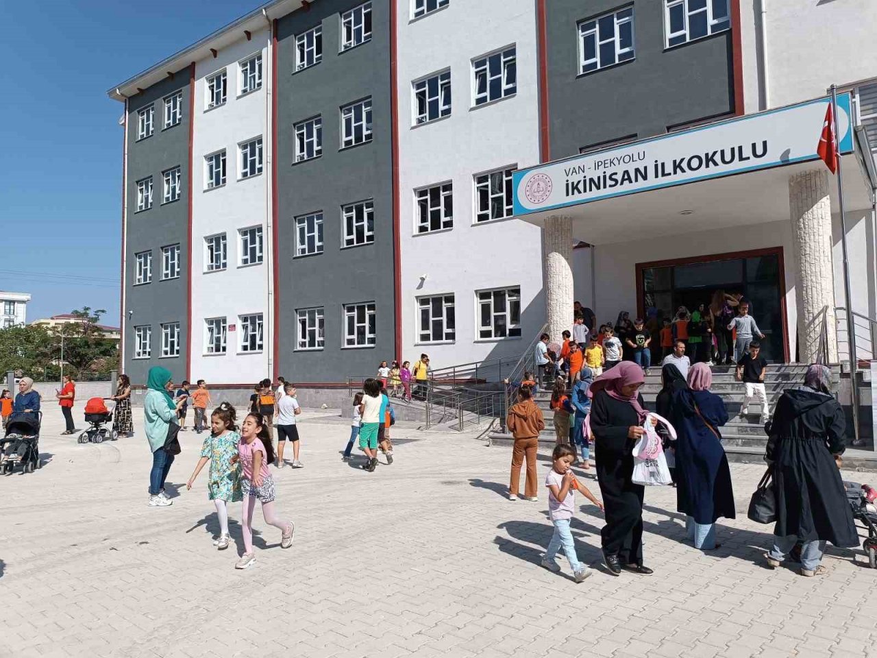 Van’da 324 bin öğrenci için ilk ders zili çaldı