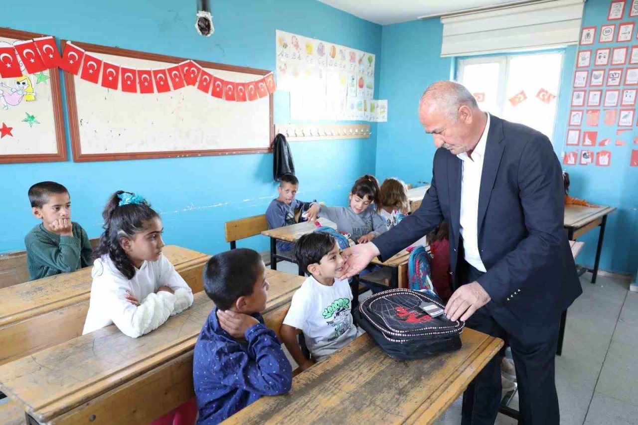 Başkan Akman’dan, öğrencilere kırtasiye malzemesi