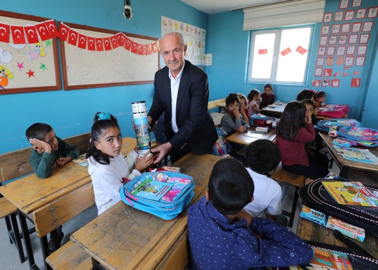 Başkan Akman’dan, öğrencilere kırtasiye malzemesi