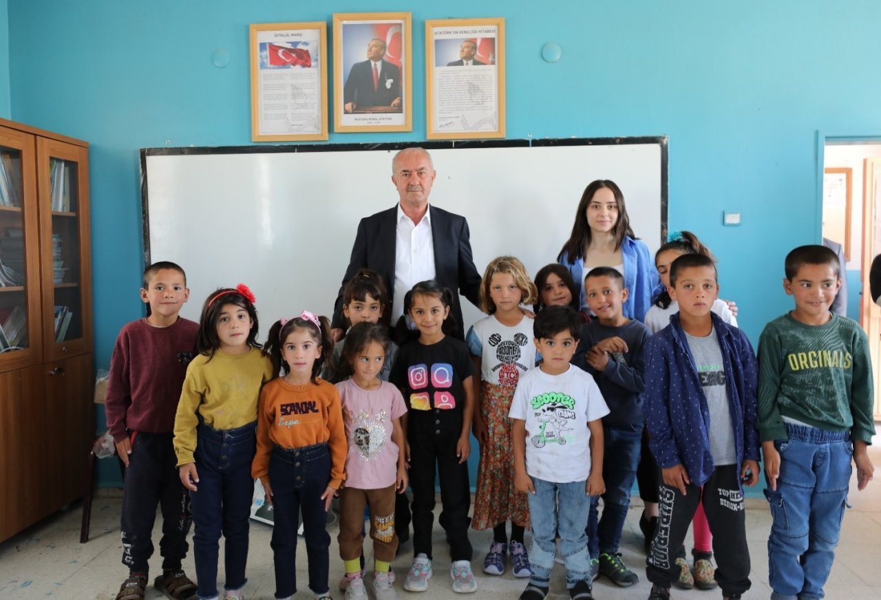 Başkan Akman’dan, öğrencilere kırtasiye malzemesi