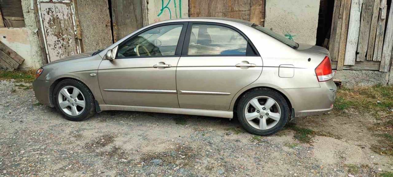 Boş yolda kaldırımdan gitti, yayalara korna çalıp yol istedi, o anlar kamerada