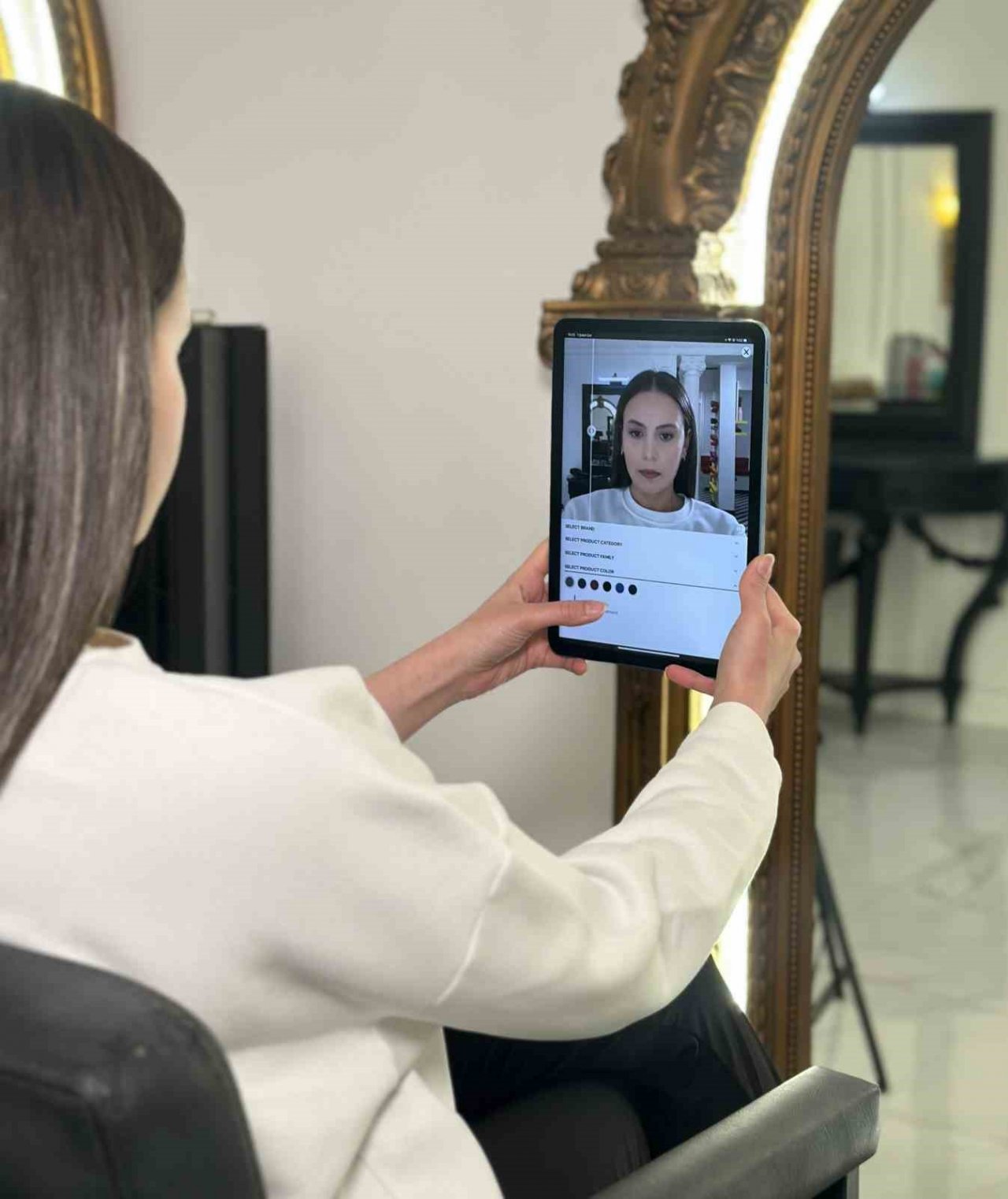Vodafone Business ‘Dijital Ayna’ ile makyaj ve teknolojiyi birleştirdi