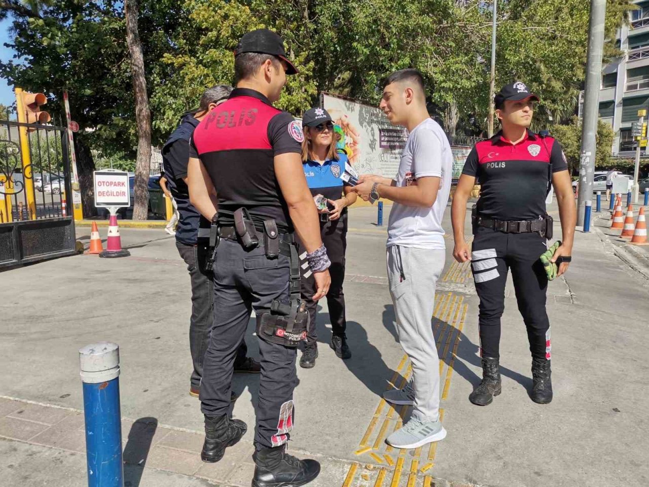 İzmirli öğrenciler okulda öğretmenlerine dışarıda polislere emanet