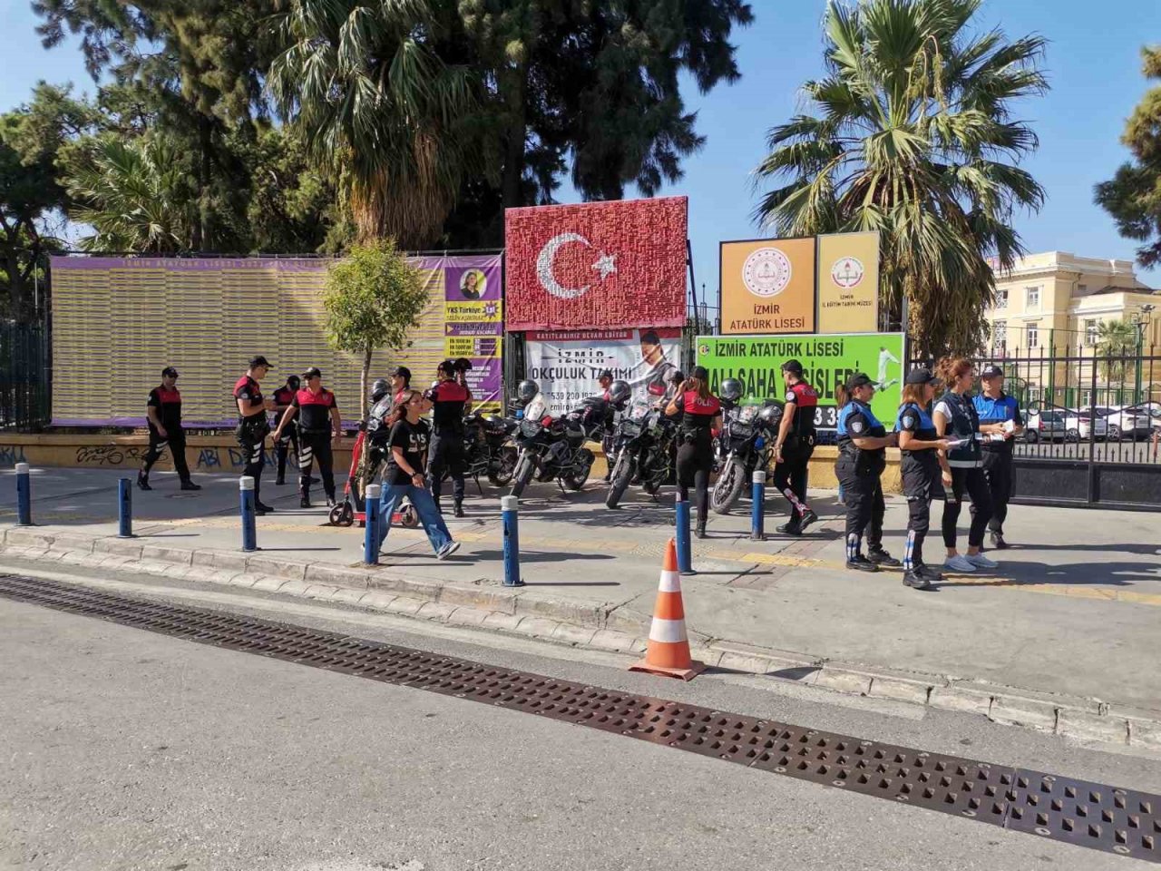 İzmirli öğrenciler okulda öğretmenlerine dışarıda polislere emanet