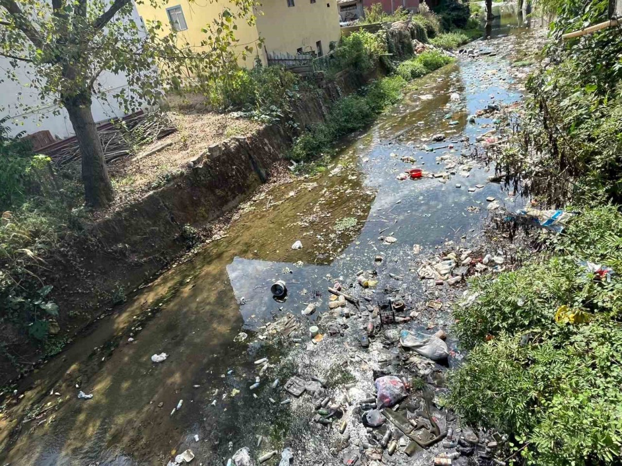 Dere yatağını çöplüğe çevirdiler
